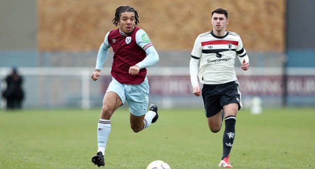 Elisha Sowunmi signs the first professional contract with West Ham United