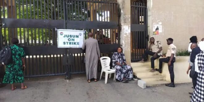 Judicial workers block the judges of the Federal High Court, Lawy …- Theconclaveng