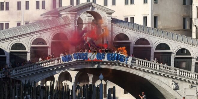‘No space for bezos’: Hundreds of protests against billionaire marriages on the last day of Venice’s celebration | World News