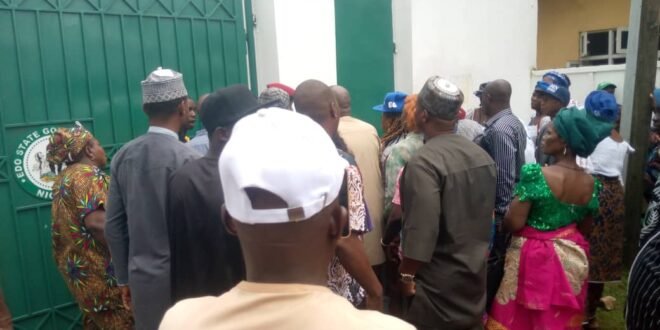 Supreme Court: Exultive supporters closed by the Edo government house