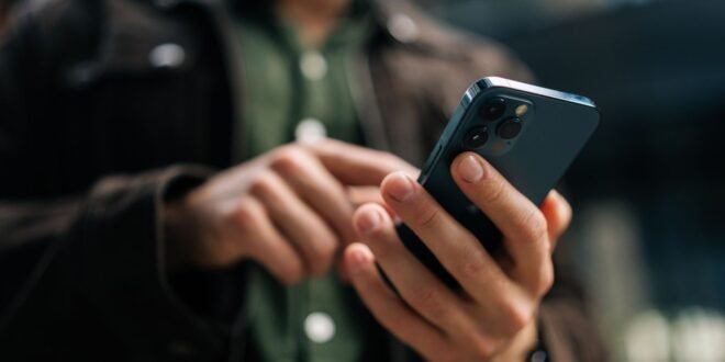 Apple issues an iPhone spyware warning and tells users to update the iOS operating system | Science, Climate & Technology News