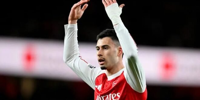 Arsenal bagged a late winner to extend their lead as Chelsea fell to Newcastle