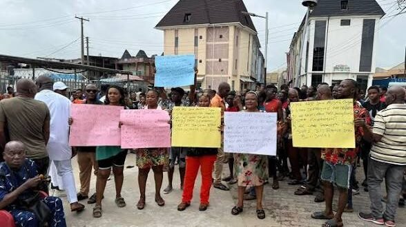 Traders shut down the Lagos International Trade Fair Complex over alleged government takeover plans