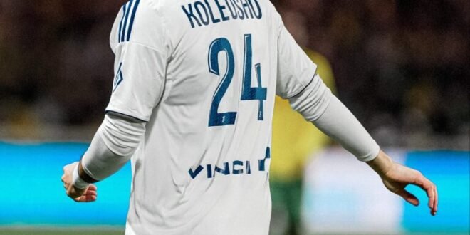 Simon is tasked with convincing his teammate to snub Italy for the Super Eagles