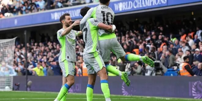 Title race heats up as Man City beat Chelsea, Spurs lose at Sunderland
