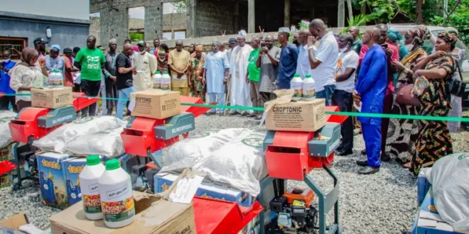 Kogi L-PRES distributes inputs to farmers