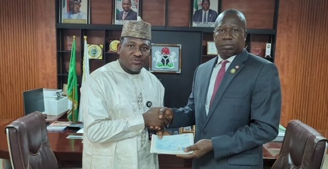 The EFCC handed over the recovered N837m to the Katsina government