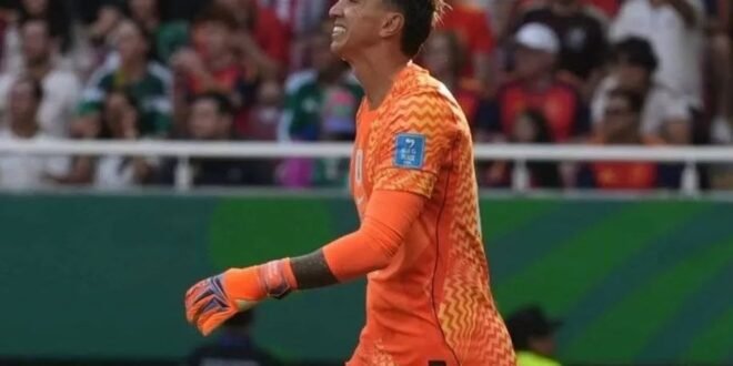 Uruguay falls and Muslera’s errors give Spain victory in the Group