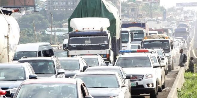 It’s happening now: traffic blocks the Lagos-Ibadan expressway