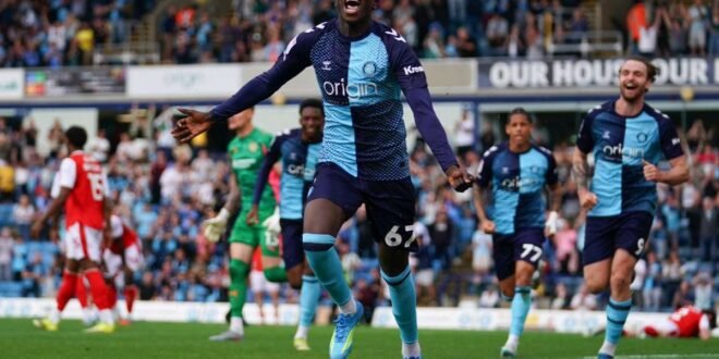 Olabiyi signs his first professional contract with Wycombe