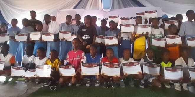 Olasubomi Ogundele of Remo Stars Ladies awards scholarships to 40 Ogun students