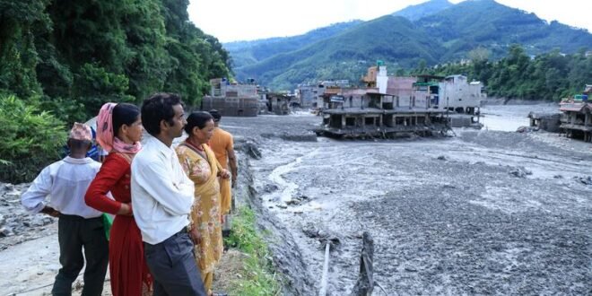 Flood deaths in Nepal surpass 900 people as needs increase