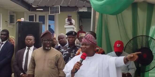 Yayi promises 13% of oil revenue, donates $60 million and a bus to Ogun NUJ