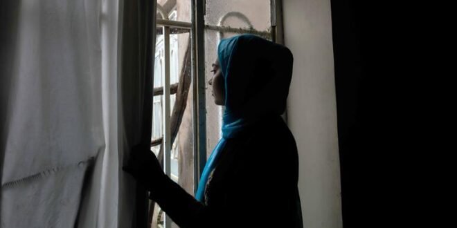 Afghanistan: Women face new arrests over dress code amid record refugee returns