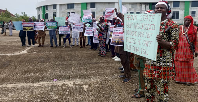 The Enugu community protested, calling for the king’s removal